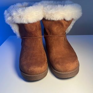 Im selling these size 8 uggs from kohls brand So because I they aren’t my style